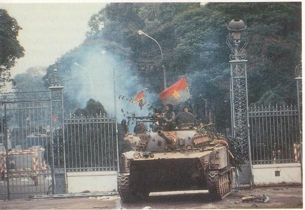 1975年4月30日，越南人民军坦克闯进独立宫。