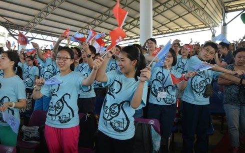 参加2015年越南国际合唱比赛闭幕式的艺人。（图片来源：年轻人报））