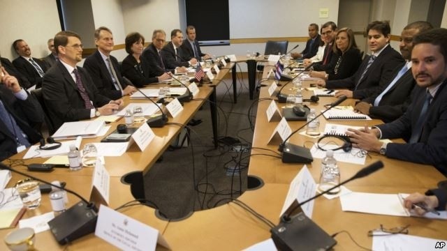在华盛顿举行会谈的美国和古巴官员。图片来源：美联社