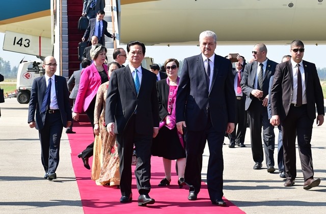 阿尔及利亚总理到机场迎接阮晋勇总理。（图片来源：VGP）