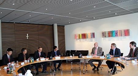 阮善仁主席与德国基民盟/基社盟(CDU/CSU)的议会党团主席考德尔会晤。