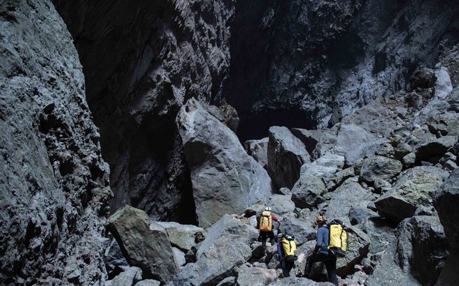 外国游客征服韩松洞。（图片来源：越南快讯）