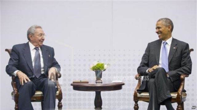 奥巴马总统（右）和古巴总统劳尔·卡斯特罗历史性会面。图片来源：美联社