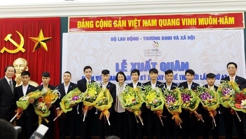 参加第43届世界技能大赛的越南代表团合影。