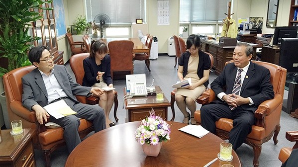 张和平院长和韩国外交部次官、外交部长官助理申东益。（图片来源：人民公安报）