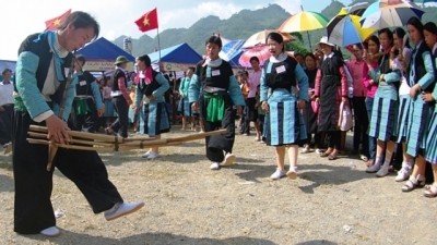 木洲赫蒙族人过国庆佳节。