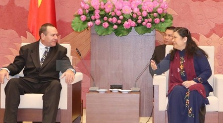 越南国会副主席丛氏放会见古巴共产党代表团。
