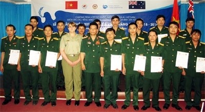 英语班参训学员荣获英语培训班结业证书。（图片来源：人民军队报）