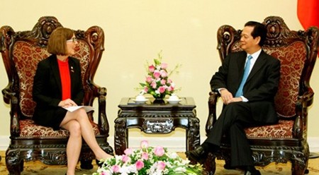阮晋勇总理与客人。（图片来源：VGP）