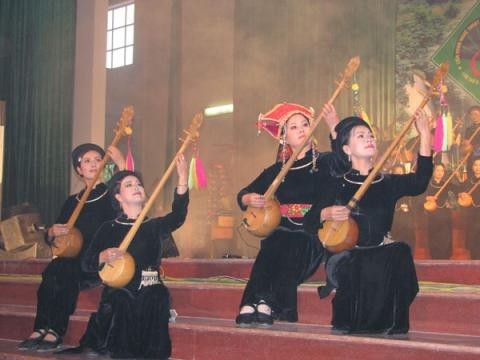 附图：岱依族、侬族的天琴弹唱仪式。