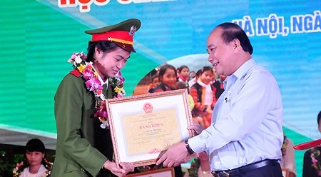 阮春福副总理向优秀学生颁奖。（图片来源：团中央官网）