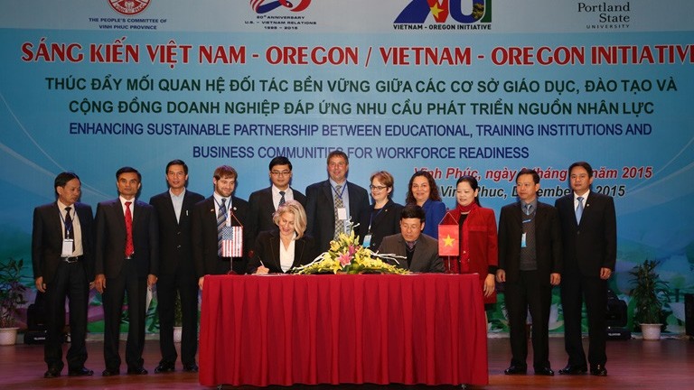 越南永福省与美国波特兰州立大学领导签署备忘录。（图片来源：永福报网）