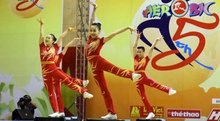 越南健美操运动员在比赛中。