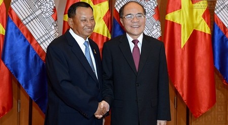 国会主席阮生雄和柬埔寨参议院主席赛冲。