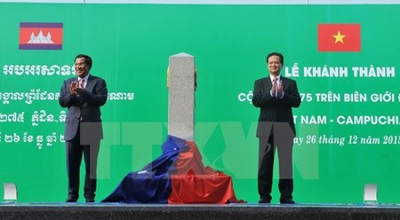 越南政府总理和柬埔寨政府总理出席越柬第275号界碑落成仪式。（图片来源：越通社）