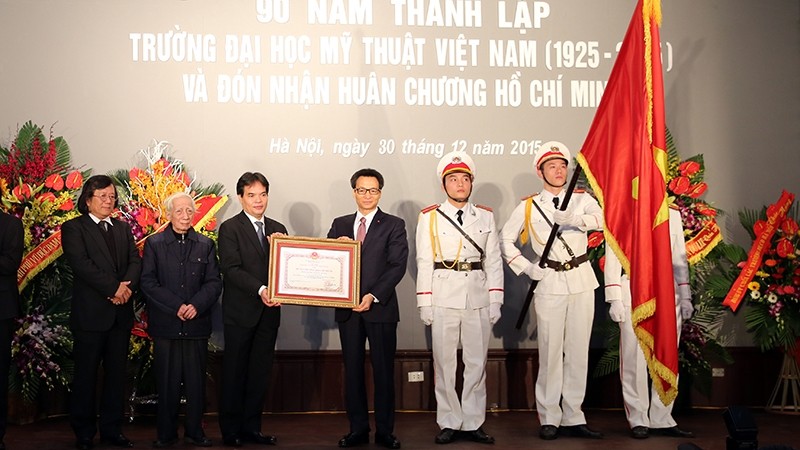武德儋副总理授予越南美术大学胡志明勋章。