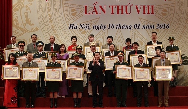 越南国家主席张晋创出席并向102名艺人授予民间艺人称号。