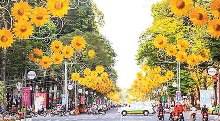 把胡志明市街道装饰一新，喜迎越共十二大。