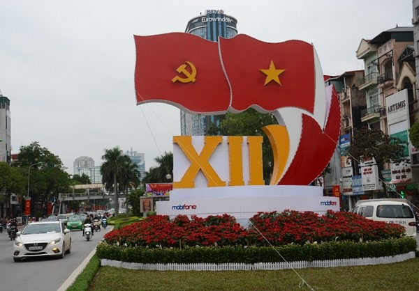 通向国家会议中心的主要街道摆满彩旗、鲜花和横幅标语。（记者 维灵） 
