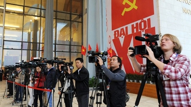 国内外记者在越南共产党第十二次全国代表大会新闻中心展开报道。（俊海 摄）