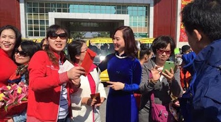 向外国游客赠送春节红包。