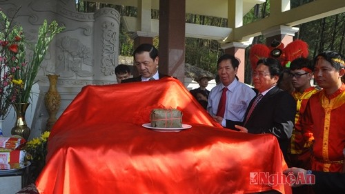 义安省文化体育与旅游厅领导前往黄氏鸾之墓献上越南粽子。（图片来源：义安报网）
