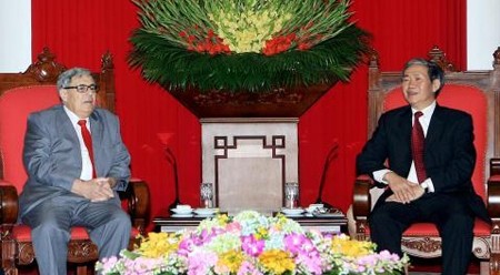 越共中央书记处常务书记丁世兄会见法国共产党常委会协调员吉恩查尔斯•内格雷。（图片来源：越通社）