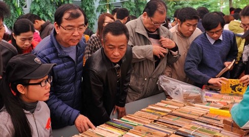 河内旧书集市吸引众多读者前来参观购买。