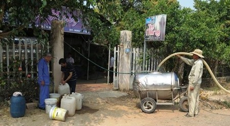 越南崑嵩市安排流动送水车给居民供水。