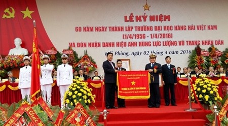 越南航海大学荣获人民武装力量英雄称号。（图片来源：人民报网）