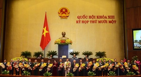 国会主席阮氏金银向刚被国会批准的三位政府副总理及18位部长和政府成员送花祝贺。（维灵 摄）