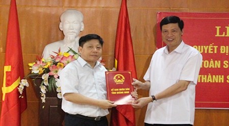 向何广龙先生授予广宁省旅游厅厅长任命书。（图片来源：VGP）