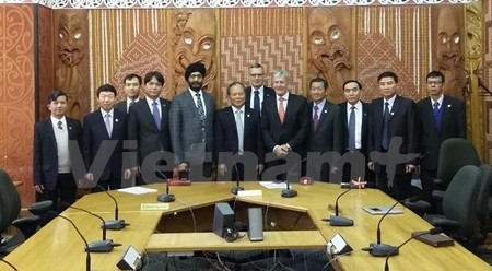 越南国会常委、国会法律委员会主任潘忠与新西兰议会法律委员会成员合影。（图片来源：越通社）