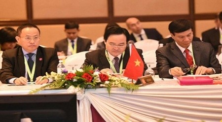 越南教育培训部长冯春讶出席会议。