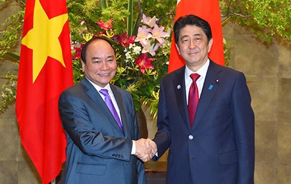 阮春福总理和日本首相安倍晋三。