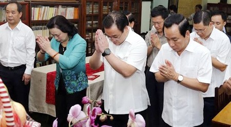 河内市领导人敬香缅怀越共中央总书记黎笋。