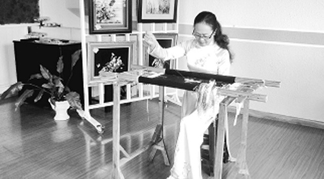刺绣大师友幸正在制作独特的刺绣画。