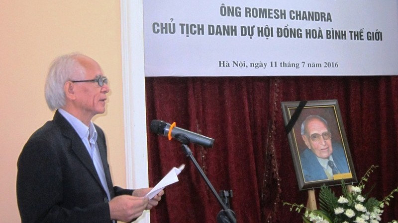 越南友好组织联合会代表发表讲话。