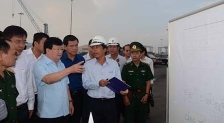 越南政府副总理郑廷勇一行实地考察盖梅——市威港口群。（图片来源：越通社）