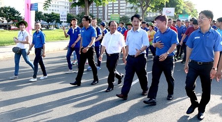 数千名青年志愿者参加“接力上学”助学基金步行筹款活动。（图片来源：年轻人报）