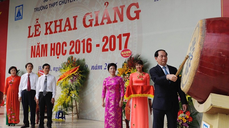 越南国家主席陈大光在河内-阿姆斯特丹高中学校敲起新学年开学鼓声。（海科灵 摄）