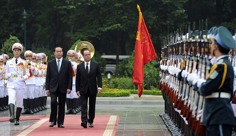 越南国家主席陈大光和法国总统弗朗索瓦•奥朗德检阅仪仗队。（图片来源：维玲 摄）