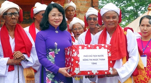 邓氏玉盛副主席向占族宗教神职人员赠送礼物。