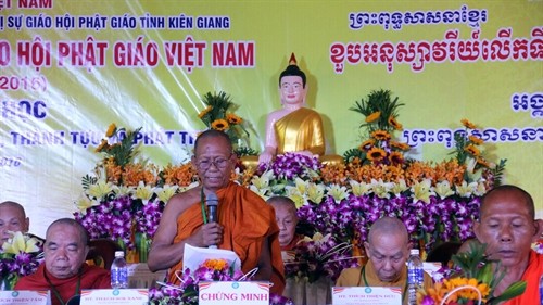越南佛教协会代表在典礼上发表讲话。