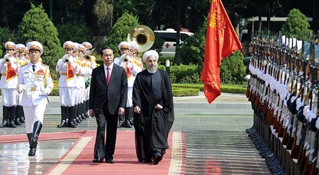 陈大光主席和哈桑•鲁哈尼总统共同检阅仪仗队。（维玲 摄））