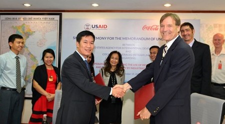 美国国际开发署与可口可乐（越南）饮料有限公司代表签署合作备忘录。（图片来源：越通社）
