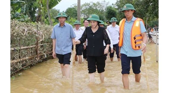 国会主席阮氏金银看望河静省暴雨洪灾受灾群众。