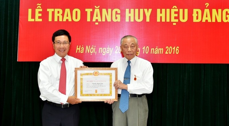 范平明副总理向阮孟琴同志授予70周年党龄纪念章。（图片来源:世界与越南报网）