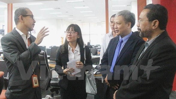 越南《共产杂志》社和马来西亚《新海峡时报》社干部人员。（图片来源：越通社）