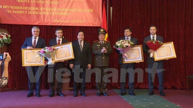 越南向俄罗斯内务部及紧急情况部的培训机构授予友谊勋章 。（图片来源：越通社）